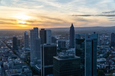 Gün batımında Frankfurt ufuk çizgisinin hava görüntüsü. Modern bina, günün son güneşini yansıtıyor..