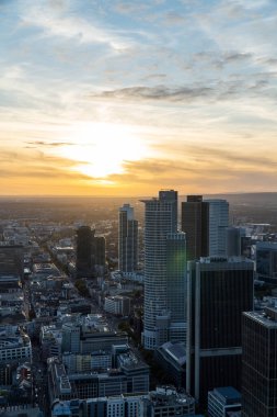 Gün batımında Frankfurt ufuk çizgisinin hava görüntüsü. Modern bina, günün son güneşini yansıtıyor..