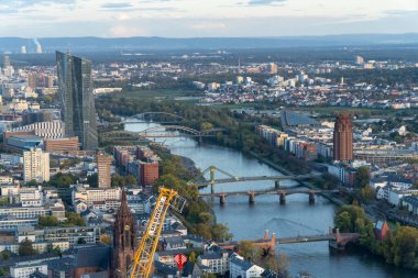 Gün batımında Frankfurt ufuk çizgisinin hava görüntüsü. Modern bina, günün son güneşini yansıtıyor..