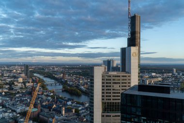 Gün batımında Frankfurt ufuk çizgisinin hava görüntüsü. Modern bina, günün son güneşini yansıtıyor..