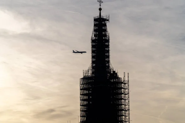 Een Vliegtuig Dat Vlakbij Een Gebouw Aanbouw Vliegt Zon Opkomen — Stockfoto