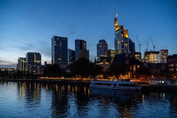 Skyline Van Frankfurt Main Met Wolkenkrabbers Reflecties Rivier — Stockfoto