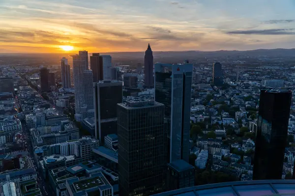 프랑크푸르트 하늘을 공중에서 내려다볼 수있다 하루의 마지막 일광을 반사하는 현대식 — 스톡 사진