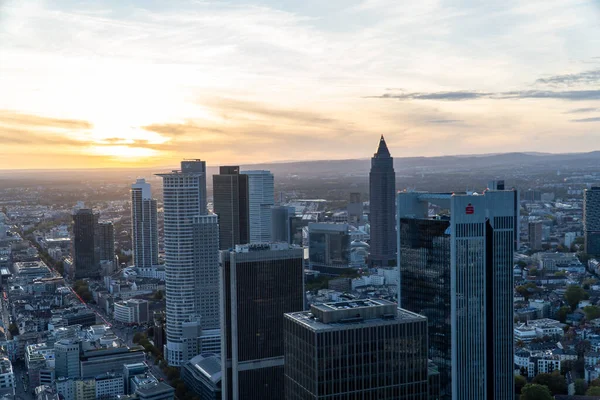 프랑크푸르트 하늘을 공중에서 내려다볼 수있다 하루의 마지막 일광을 반사하는 현대식 — 스톡 사진