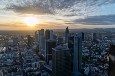 Gün batımında Frankfurt ufuk çizgisinin hava görüntüsü. Modern bina, günün son güneşini yansıtıyor..