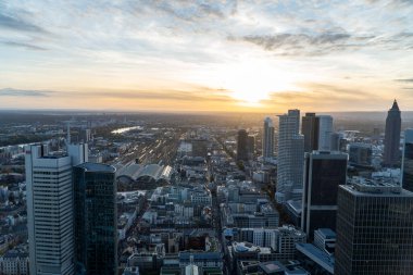 Gün batımında Frankfurt ufuk çizgisinin hava görüntüsü. Modern bina, günün son güneşini yansıtıyor..