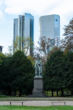 Arka planda yüksek gökdelenleri olan eski anıtlar ve binalar. Eskiye karşı yeni kavram.