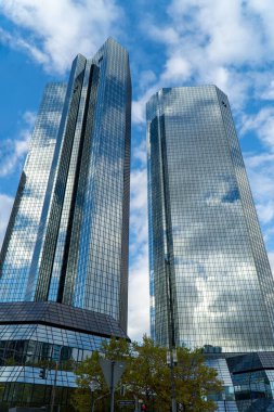 FRANKFURT AM MAIN, Almanya - 22 Kasım 2022: Franfurt 'un finans bölgesinde gökdelen. Pencerelerin yansıtıcı yüzeyleri gökyüzünü ve bulutları gösteriyor.