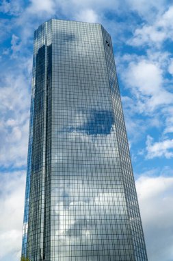 FRANKFURT AM MAIN, Almanya - 22 Kasım 2022: Franfurt 'un finans bölgesinde gökdelen. Pencerelerin yansıtıcı yüzeyleri gökyüzünü ve bulutları gösteriyor.