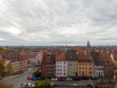 Almanya 'nın Nuremberg kentindeki geleneksel Bavyera tarzı evlerin havadan görünüşü
