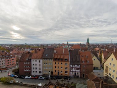 Almanya 'nın Nuremberg kentindeki geleneksel Bavyera tarzı evlerin havadan görünüşü