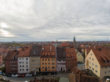 Almanya 'nın Nuremberg kentindeki geleneksel Bavyera tarzı evlerin havadan görünüşü