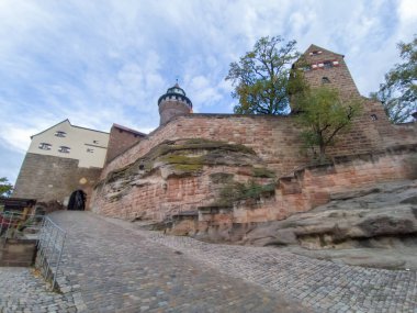 NUREMBERG, ALMANY - 22 Kasım 2022: Nuremeberg, Almanya 'daki İmparatorluk Kalesi manzarası. Korkunç bir ortaçağ tahkimatı..