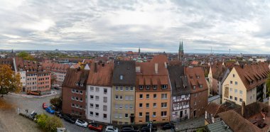 Almanya, Nuremberg 'deki şehir manzarasının hava panoramik görüntüsü. Tipik Alman mimarisi olan binalar..