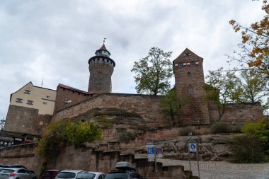 NUREMBERG, ALMANY - 22 Kasım 2022: Nuremeberg, Almanya 'daki İmparatorluk Kalesi manzarası. Korkunç bir ortaçağ tahkimatı..