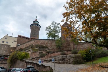 NUREMBERG, ALMANY - 22 Kasım 2022: Nuremeberg, Almanya 'daki İmparatorluk Kalesi manzarası. Korkunç bir ortaçağ tahkimatı..