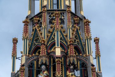 NUREMBERG, ALMANY - 22 Kasım 2022: güzel Schoner Brunnen çeşmesi bulutlu bir günde. Almanya 'nın Nuremberg kentindeki Hauptmarkt meydanında yer almaktadır.