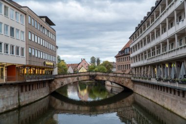 NUREMBERG, GERMANY - 22 Kasım 2022: Plobenhofstrasse - Almanya 'nın Nuremberg kentindeki ana yaya alışveriş caddesi.