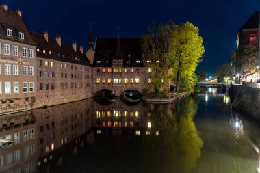 NUREMBERG, ALMANY - 21 Kasım 2022: Nuremberg 'deki Pegnitz nehrindeki Heilig Geist Spital binası.