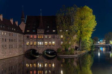 NUREMBERG, ALMANY - 21 Kasım 2022: Nuremberg 'deki Pegnitz nehrindeki Heilig Geist Spital binası.