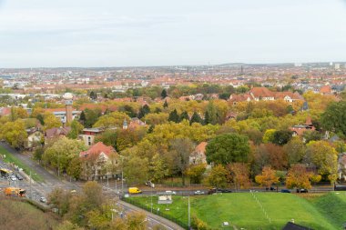Almanya 'daki Leipzig şehrinin yüksek açılı görüntüsü. Sonbahar mevsiminde yeşilliğin manzarası.