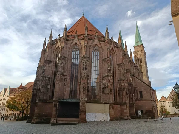 Nuremberg Alemania Noviembre 2022 Las Dos Gigantescas Torres Iglesia San —  Fotos de Stock