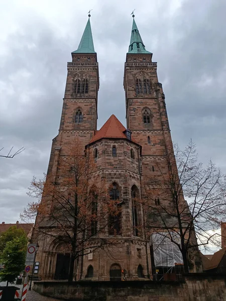 Две Гигантские Башни Церкви Святого Себальда Себальдускирхе Нюрнберге — стоковое фото
