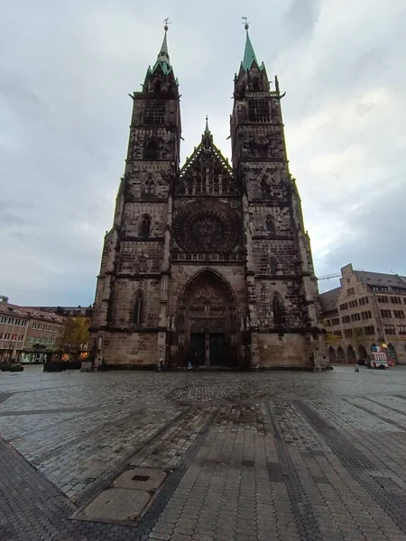 Nuremberg ドイツ 2022年11月22日 ドイツ ニュルンベルクの歩行者天国の通りに位置する巨大なローレンツキルヒ教会 — ストック写真