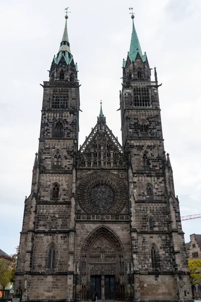纽伦堡 2022年11月22日 位于德国纽伦堡主要人行横道上的巨大的洛仑兹基奇 Lorenzkirche 也被称为圣劳伦斯教堂 Saint Lawrence Church — 图库照片