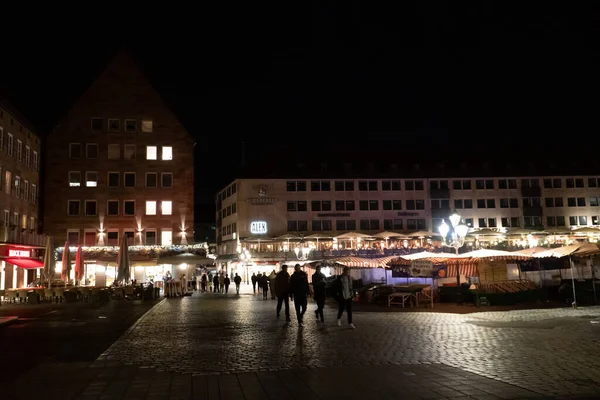Nuremberg Germany 2022年11月21日 ドイツ ニュルンベルクの主要ストリートマーケットの中心地 夜には美しい光で飾られた — ストック写真