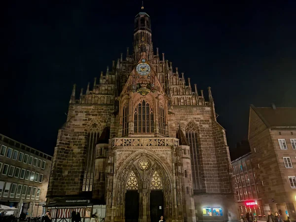 Nuremberg Alemania Noviembre 2022 Fachada Exterior Iglesia Frauenkirche Por Noche —  Fotos de Stock
