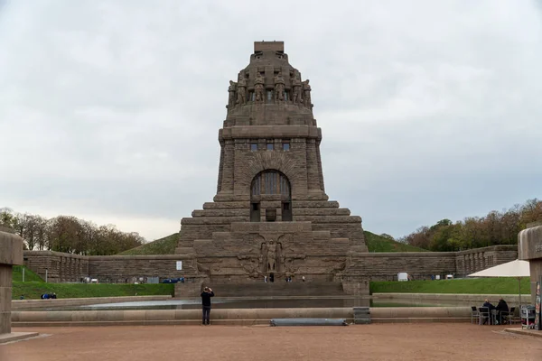 stock image LEIPZIG, GERMANY - NOVEMBER 24, 2022: The gigantic monument Battle of the Nations in Leipzig with artificial lake in front and tall statues inside