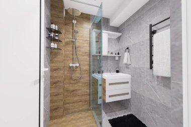 Küçük bir banyo için modern minimalist tasarım. Doğal siyah ve beyaz renkler ve ahşap benzeri malzemeler kullanarak..