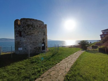 Bulgaristan 'ın eski Nessebar kasabası. Bir sürü tarihi simgesi olan Karadeniz şehri.