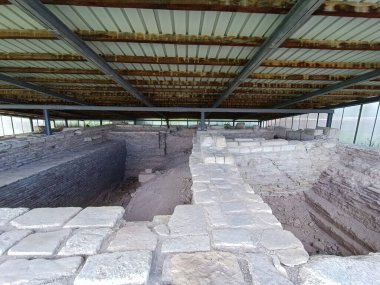 Bulgaristan 'ın Shumen kenti yakınlarındaki Pliska kalesi. Sokakları ve evleri olan antik bir kasaba..