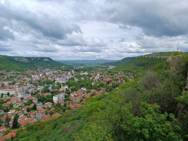 Bulgaristan 'ın Provadia kasabası yakınlarındaki Ovech kalesi. İnanılmaz manzaralı antik taş duvar.
