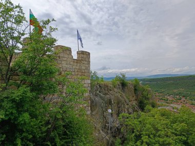 Bulgaristan 'ın Provadia kasabası yakınlarındaki Ovech kalesi. İnanılmaz manzaralı antik taş duvar.