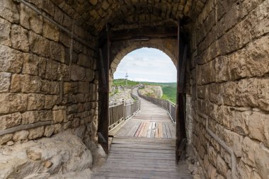 Bulgaristan 'ın Provadia kasabası yakınlarındaki Ovech kalesi. İnanılmaz manzaralı antik taş duvar.