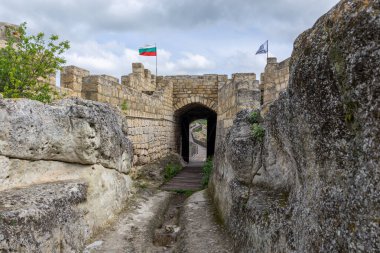 Bulgaristan 'ın Provadia kasabası yakınlarındaki Ovech kalesi. İnanılmaz manzaralı antik taş duvar.