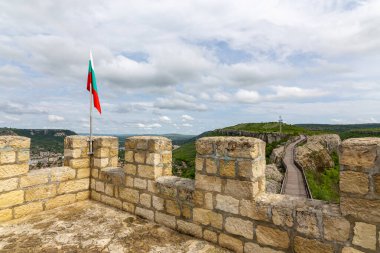 Bulgaristan 'ın Provadia kasabası yakınlarındaki Ovech kalesi. İnanılmaz manzaralı antik taş duvar.