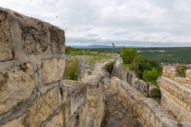 Bulgaristan 'ın Provadia kasabası yakınlarındaki Ovech kalesi. İnanılmaz manzaralı antik taş duvar.