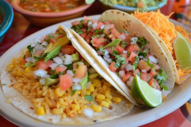 Lezzetli ve iştah açıcı vejetaryen tacolar, odak dışında. Taco Günü