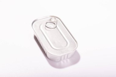 Beyaz arka planda izole edilmiş gümüş konserve kutusuna yakın plan..