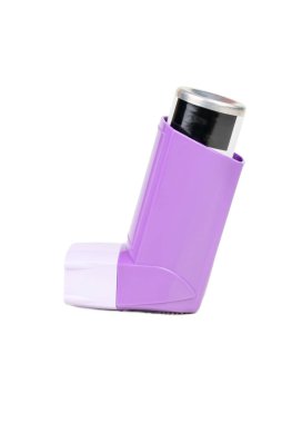 Astımlılar için sprey ile kapalı şişe beyaz arka planda izole