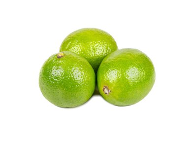 Beyaz arka planda üç küçük sulu limon