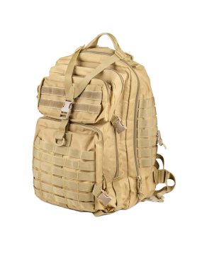 Kum rengi eşyalar için askeri sırt çantası beyaz arkaplanda izole edilmiş