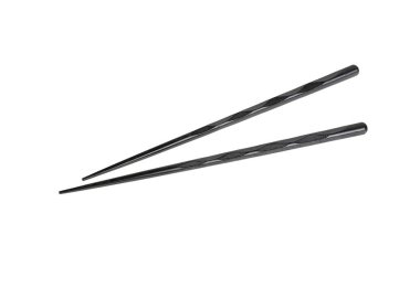 Beyaz arka planda izole edilmiş iki siyah Çin yemek çubuğu.