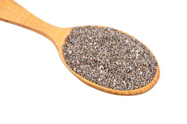 Tahta kaşıktaki Chia tohumları beyaz arka planda izole edilmiş.