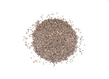 Beyaz arkaplanda chia çekirdekleri yığını, üst görünüm