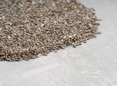 Dağınık chia tohumları beton arkaplanı kapatır